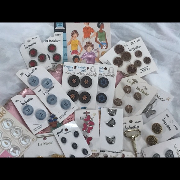 Fancy Vintage  Buttons-Large lot-still on cards - Picture 1 of 11